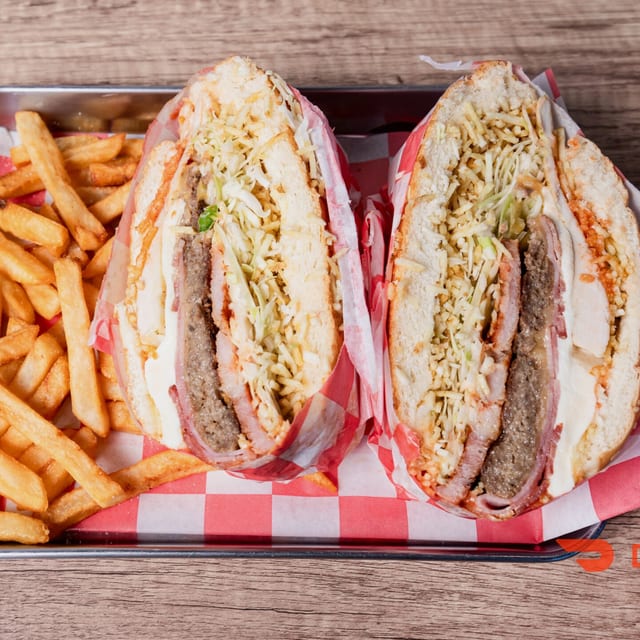 Hamburguesa Triple 'La Veneka'.