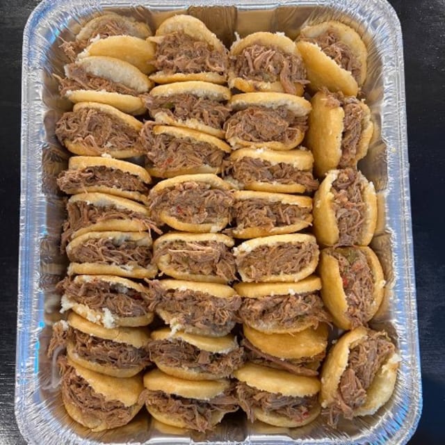 Stuffed Mini Fried Arepa Tray (30 piezas).